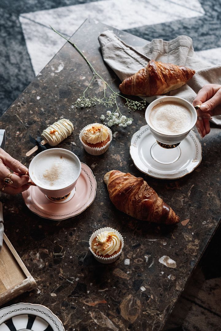 Die Kaffeetassen aus der Anima-Kollektion von Hilke bestechen mit ihren Farben, filigranen Mustern und dem klassischen Design.