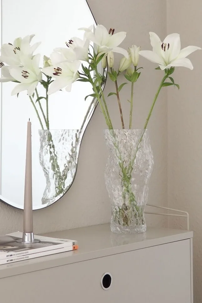 Die Hein Studio Vase aus Klarglas ist am besten für hochstämmige Blumen wie Lilien geeignet. 