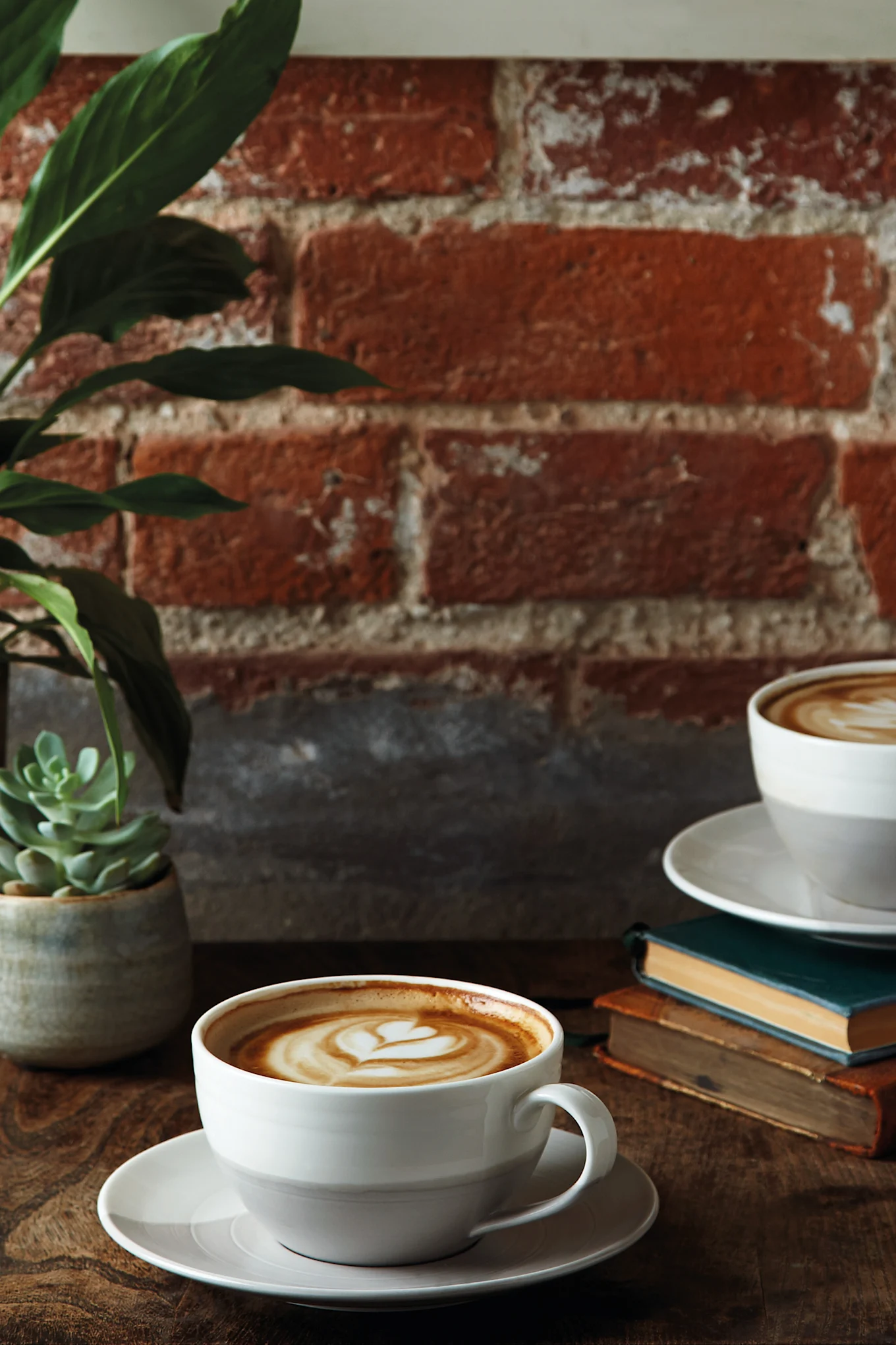 Schöne Kaffeetassen: Die weiß-graue Coffee Studio Tasse mit Untertasse von Royal Doulton eignet sich perfekt für Cappuccino oder Filterkaffee.