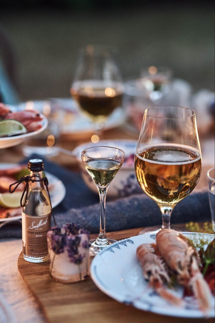 Krebsfest - der Tisch wird mit Gläsern für alle Getränke des Abends, wie Schnaps und Bier, gedeckt.