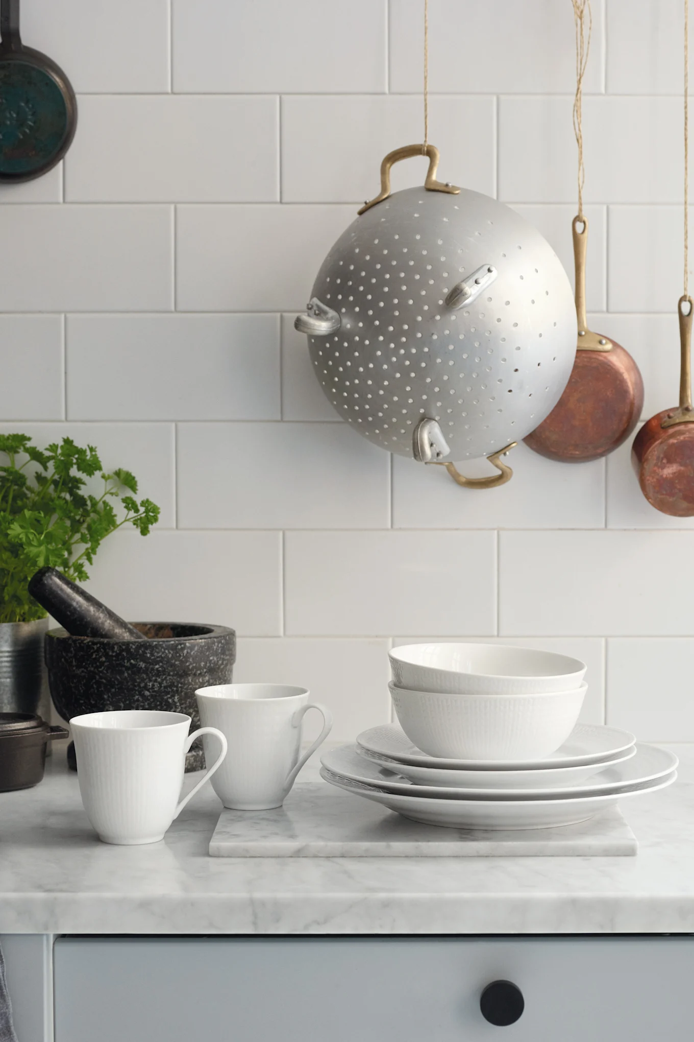 Geschenktipps zu Weihnachten: Hier sehen Sie eine stilvolle Tischdekoration in Weiß und Beige mit Tellern aus der Swedish Grace-Kollektion von Rörstrand.