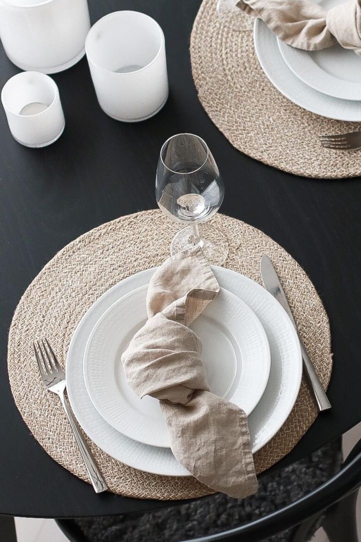 Geschenktipps zu Weihnachten: Hier sehen Sie eine stilvolle Tischdekoration in Weiß und Beige mit Tellern aus der Swedish Grace-Kollektion von Rörstrand.