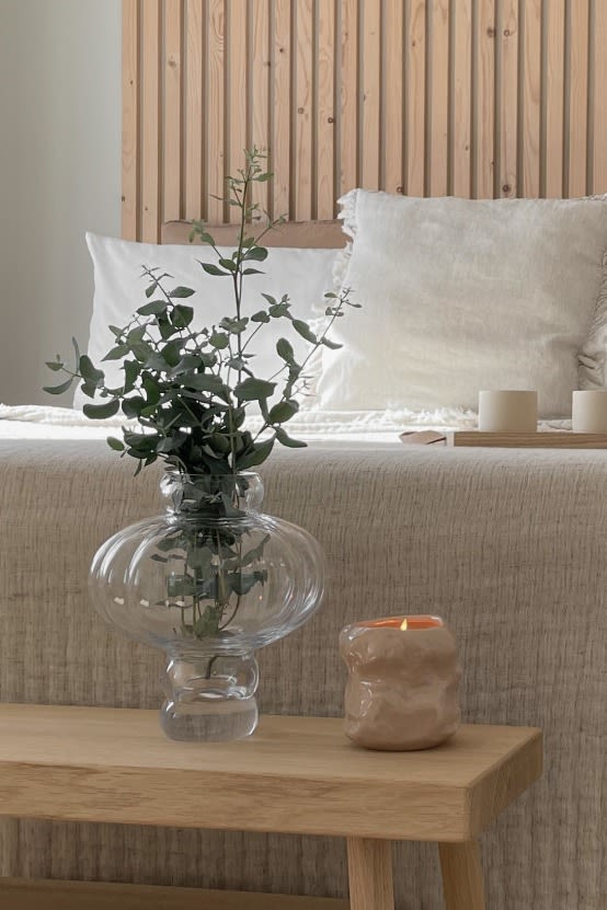 Frische Blumen in einer wunderschönen Vase wie der Balloon Vase von Louise Roe Copenhagen sind eine großartige Möglichkeit, Ihr Schlafzimmer skandinavisch zu dekorieren. 
