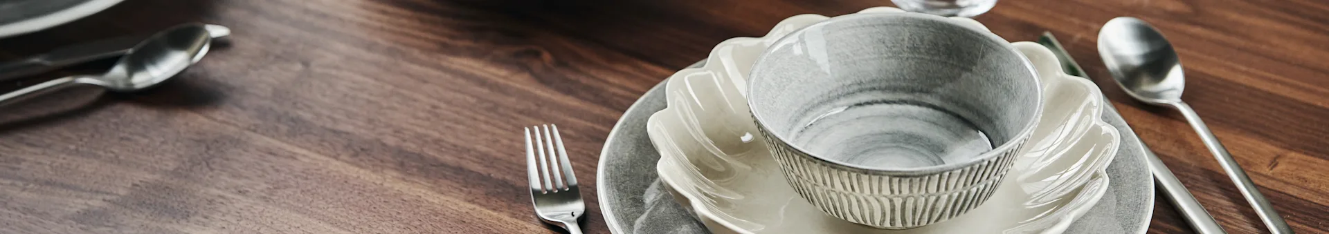 Entdecken Sie bei Nordic Nest Inspirationen für den gedeckten Tisch, zum Beispiel dieses Tischset aus Mateus-Porzellan in neutralen Farben mit Schalen und Tellern.