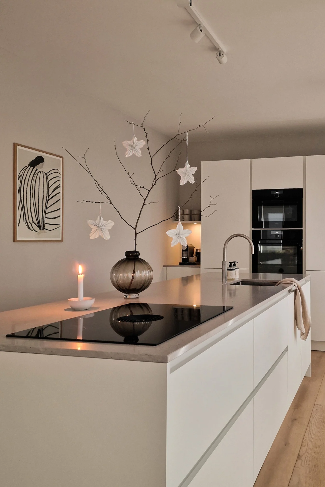 Entdecken Sie Weihnachtsdeko modern wie die gefalteten Papiersterne von Scandi Living, die hier in der Küche der Influencerin @homagine zu sehen sind. 