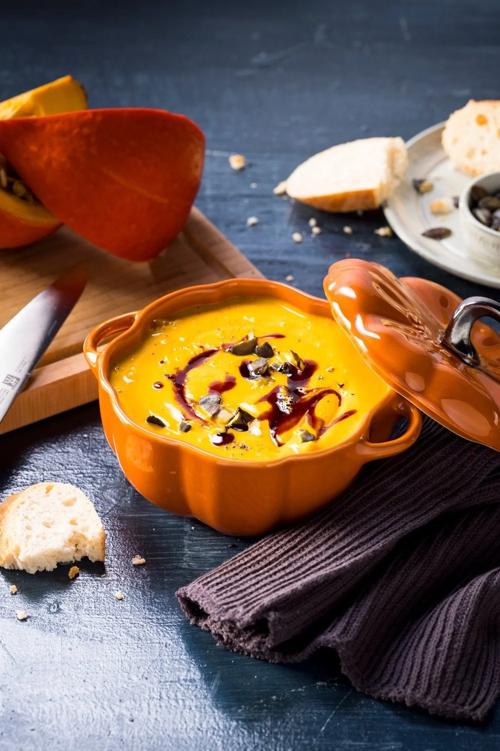 Herbst To-do: Servieren Sie dampfende Kürbissuppe im Kürbistopf von Staub.