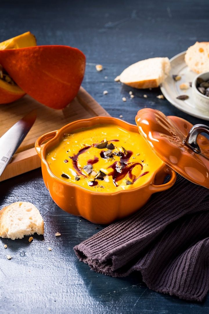 Herbst To-do: Servieren Sie dampfende Kürbissuppe im Kürbistopf von Staub.