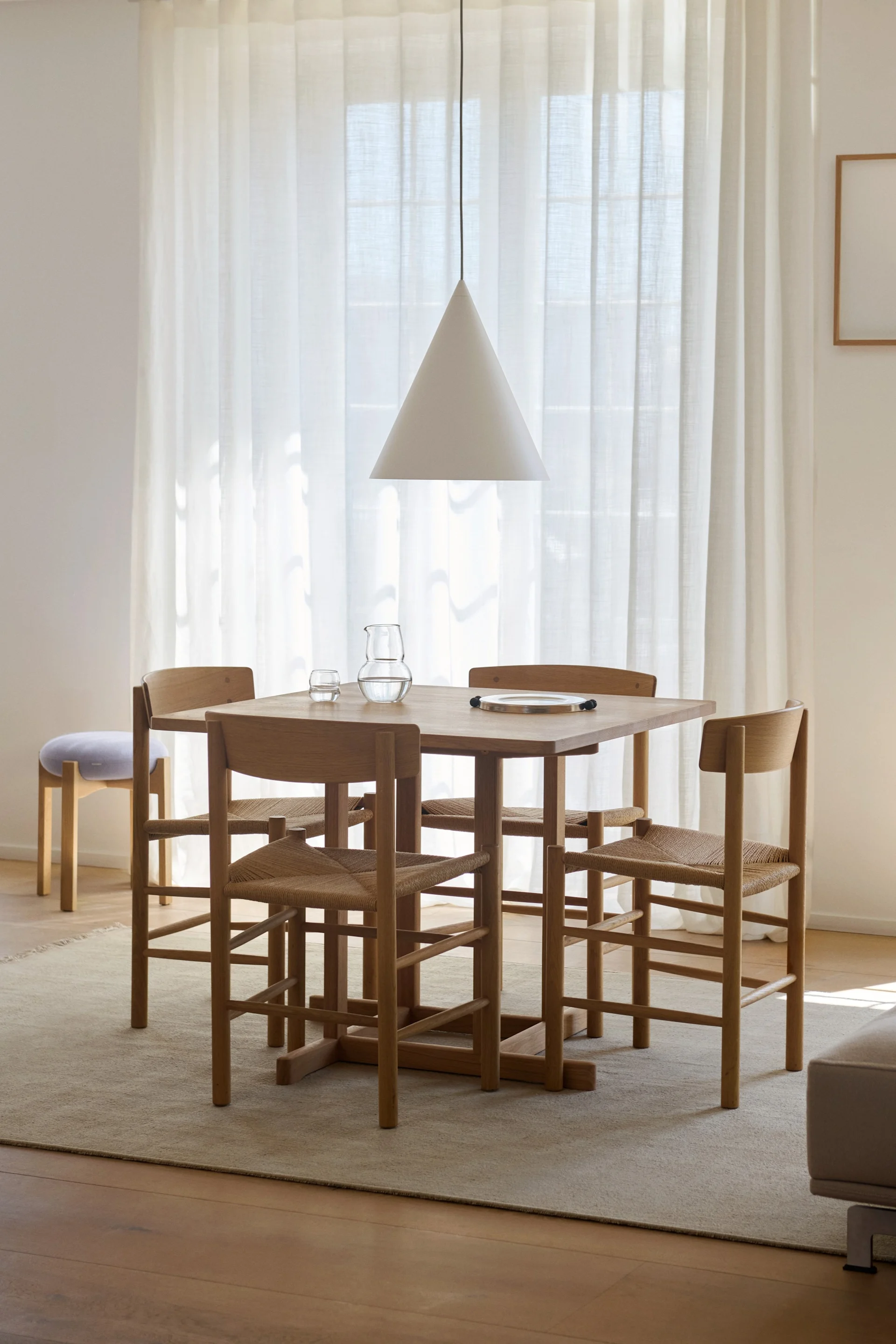Skagerak Georg Hocker,Design House Stockholm Fields Teppich,Paradisverkstaden Morgon grey Teller,Scandi Living Clean Geschirrtuch,Elvang Denmark Elvang Luxury Wolldecke