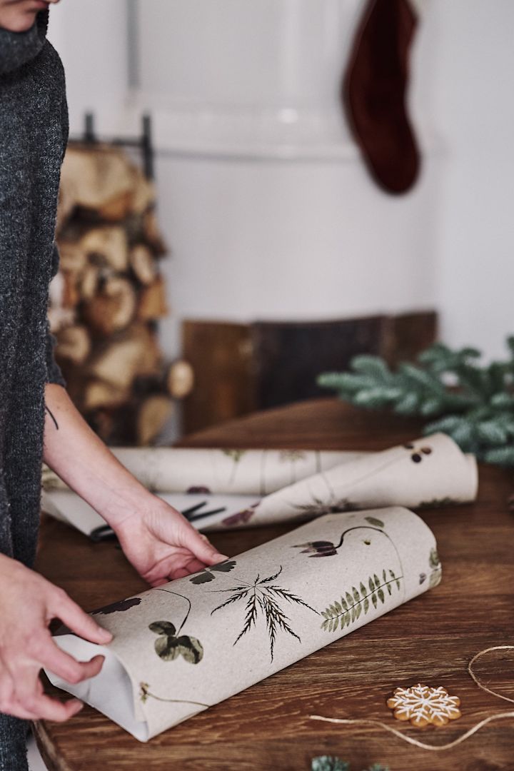 Schöne blumige Tapetenreste werden verwendet, um Geschenke auf eine schöne und umweltfreundliche Weise zu verpacken.