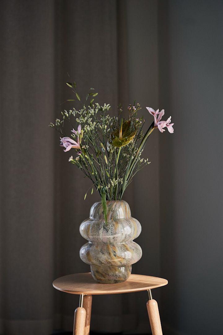 Verspielte und elegante Curlie-Vase in der Farbe multi von By On.