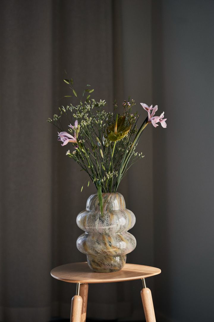 Verspielte und elegante Curlie-Vase in der Farbe multi von By On.