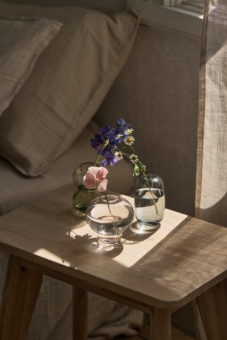 Stellen Sie Ihre Blumen aufs Fensterbrett, damit die Pflanzen genug Licht bekommen.