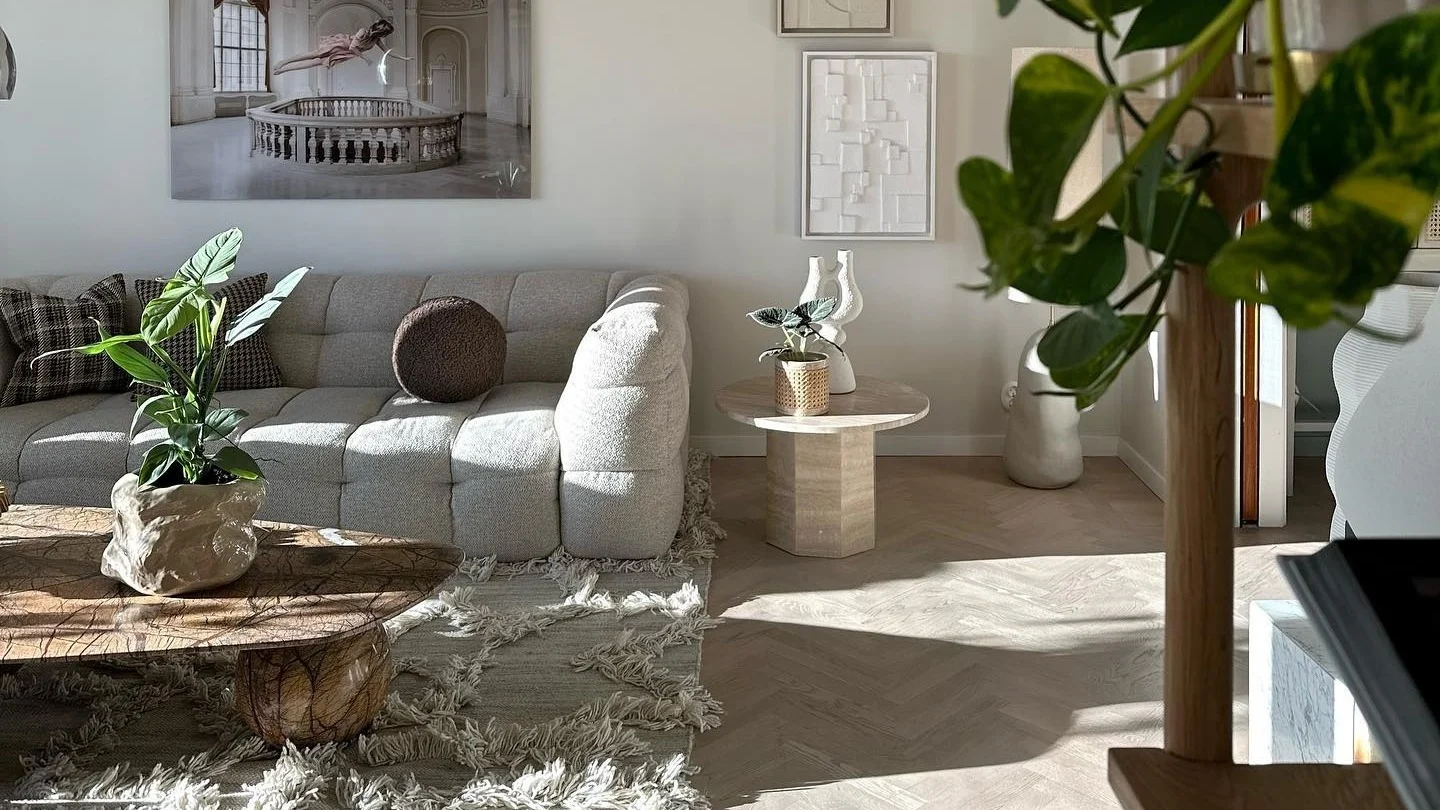 Schaffen Sie ein gemütliches Hygge-Wohnzimmer und genießen Sie Fika mit Freunden in einer gemütlichen und einladenden Atmosphäre. 