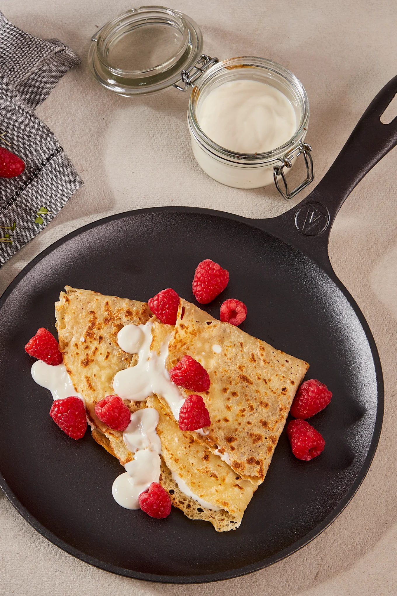 Wie wäre es mit Pfannkuchen zum Valentinstag zu Hause? Hier sehen Sie in der Fajitapfanne von Victoria angerichtete Pfannkuchen, die mit Himbeeren und Sahne dekoriert wurden.