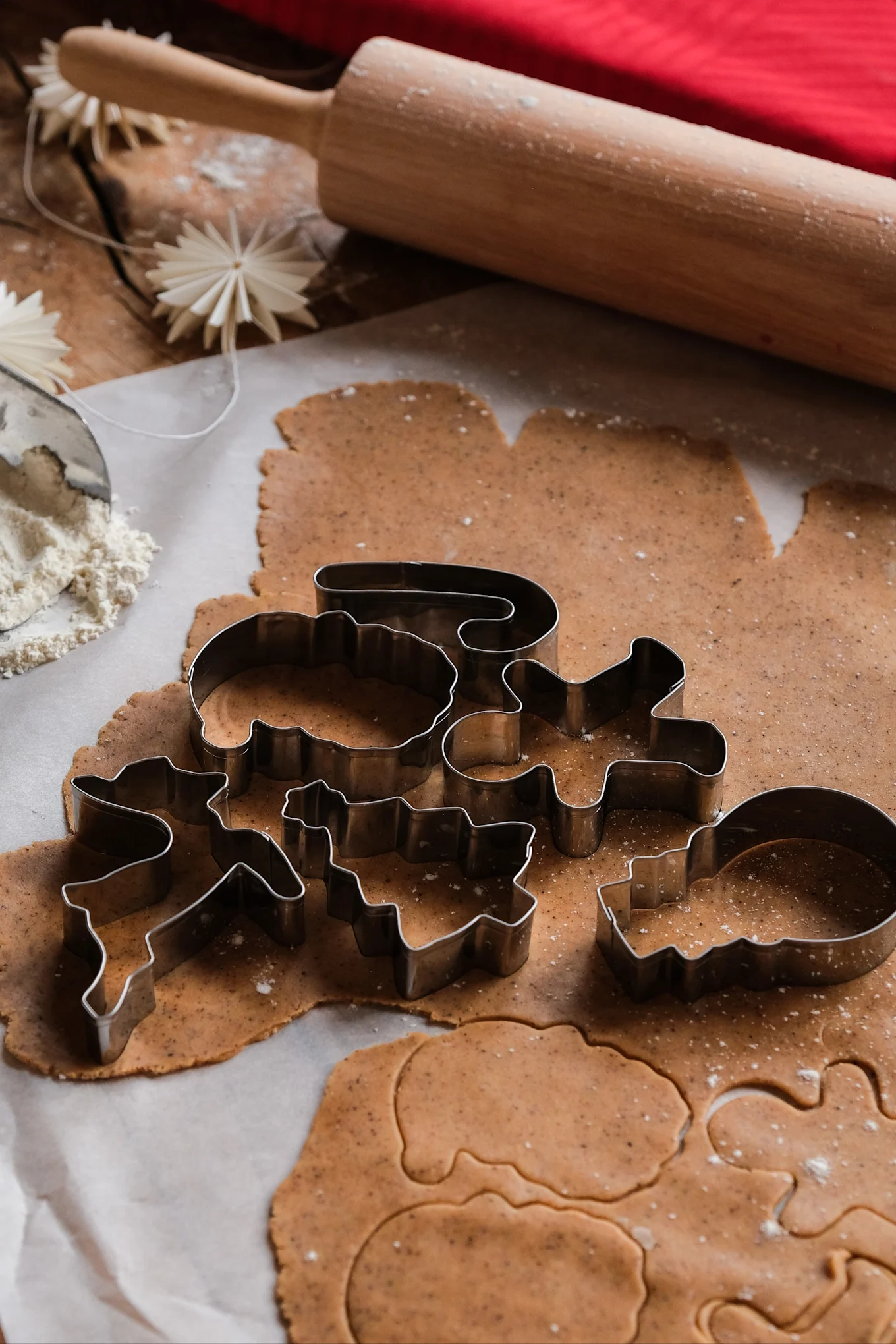 Weihnachtsgebäck: Verschiedene Lebkuchenformen liegen auf einem ausgerollten Teig.