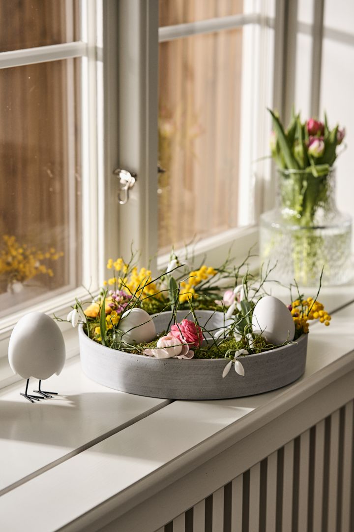 Basteln zu Ostern: Gestalten Sie Ihren eigenen Osterkranz aus dem Kerzenhalter The Ring von House Doctor, der eine tolle Osterdeko für den gedeckten Tisch oder die Fensterbank ist.