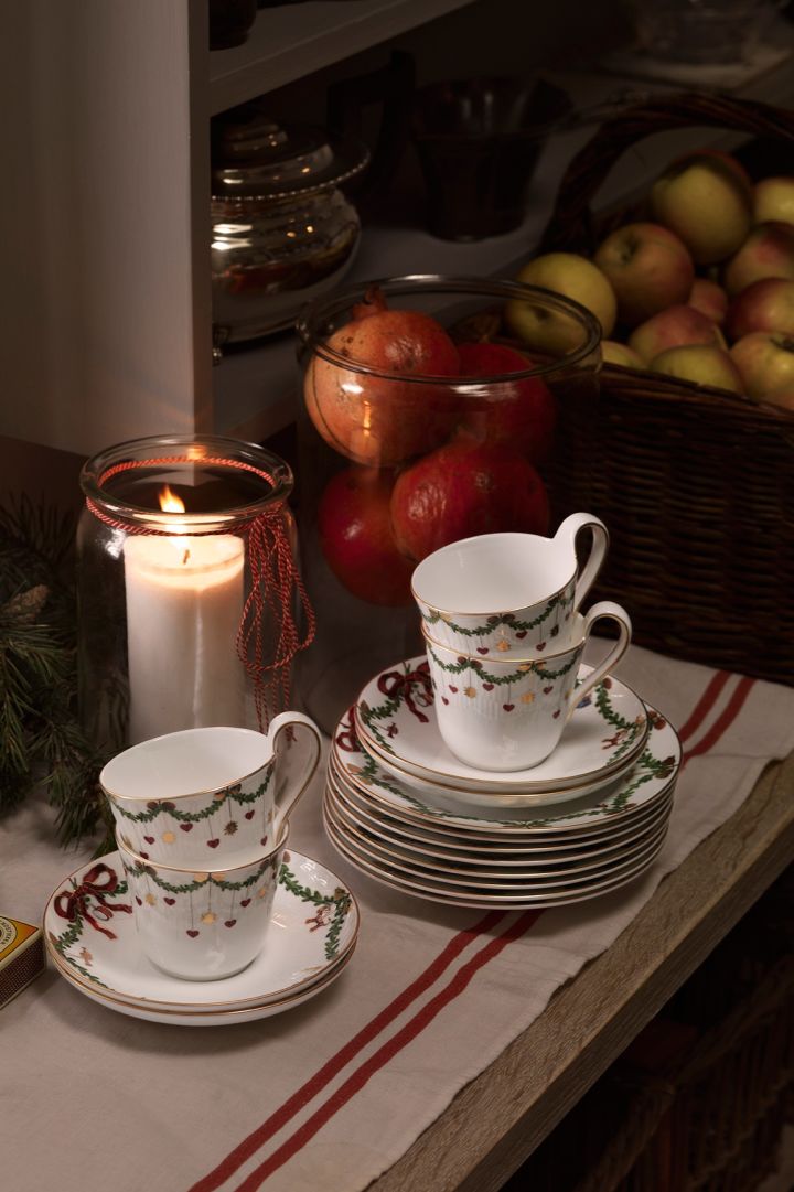 Skandinavische Weihnachtsdekorationen 2023: Hier sehen Sie gestapelte Teller und Tassen aus der Star Fluted-Kollektion von Royal Copenhagen.