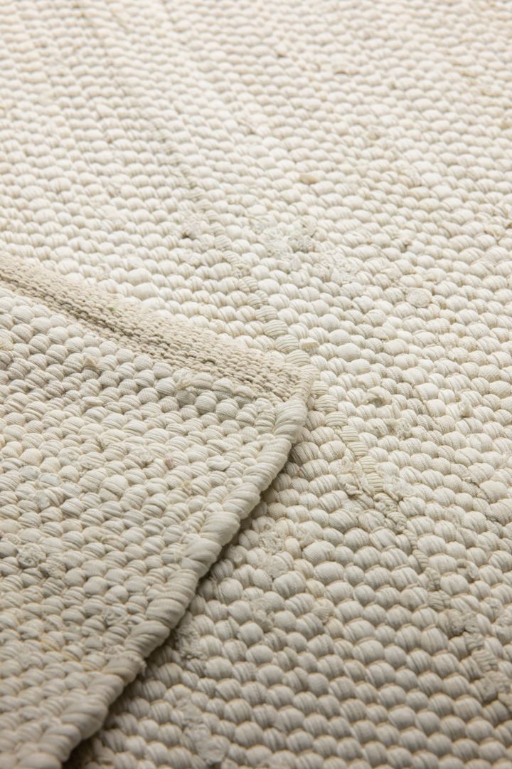 Der Baumwollteppich in Wüstenweiß von Rug Solid verleiht Ihrem Zuhause eine gemütliche Atmosphäre.