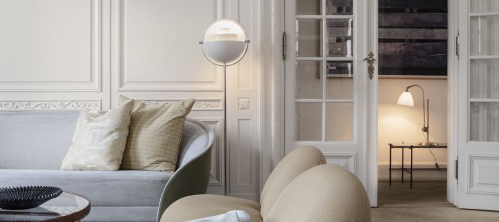 Entdecken Sie die Top-Tipps von Gubi für die Beleuchtung Ihres Zuhauses. Hier sehen Sie die Multi-Lite Stehleuchte in Weiß in einem weißen Wohnzimmer. 