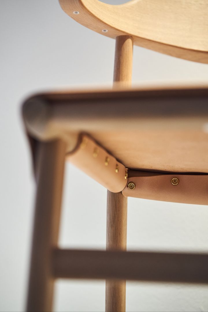 Gärsnäs: Detail des Sessels Hedda, einer der beliebtesten Stühle von Gärsnäs, hier in Eiche mit Ledersitz.