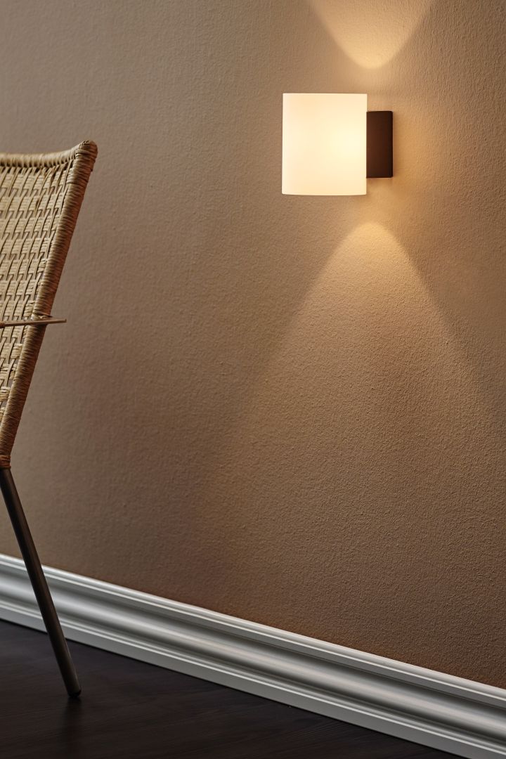 Beleben Sie Ihr Zuhause mit moderner Beleuchtung – hier sehen Sie die Herstal Evoke Wandleuchte, die eine warmes und angenehmes Licht von sich gibt. 