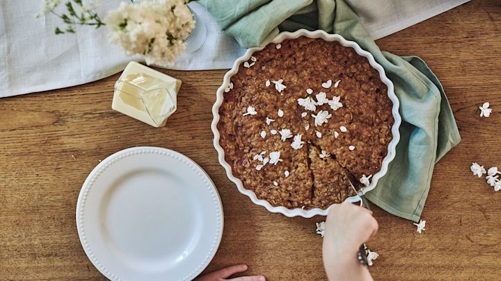 Einfaches und köstliches Sommerrezept - knuspriger Rhabarberkuchen mit Blüten dekoriert. 