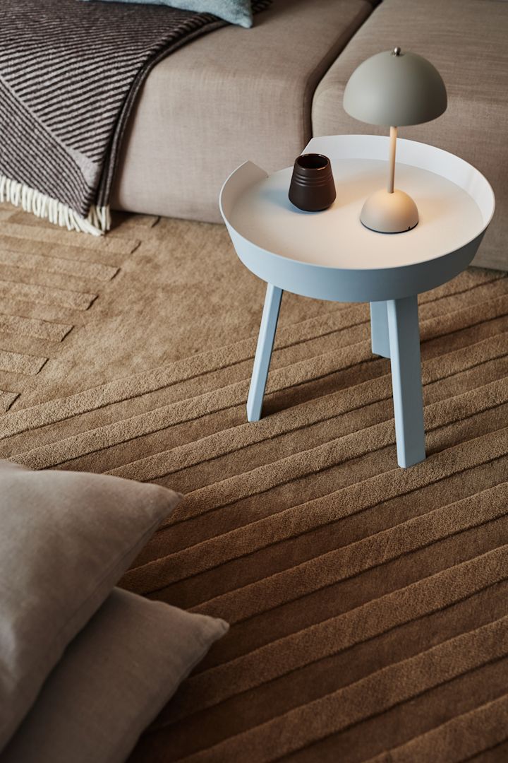 Der Levels Wollteppich Stripes beige von NJRD und die Flowerpot Lampe von &Tradition verleihen Ihrem Zuhause eine gemütliche Atmosphäre.