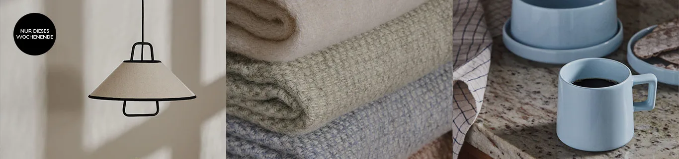Pendelleuchte mit hellem Schirm, gefaltete Decken in Neutraltönen und hellblaues Geschirr auf Arbeitsplatte. 'NUR DIESES WOCHENENDE'.