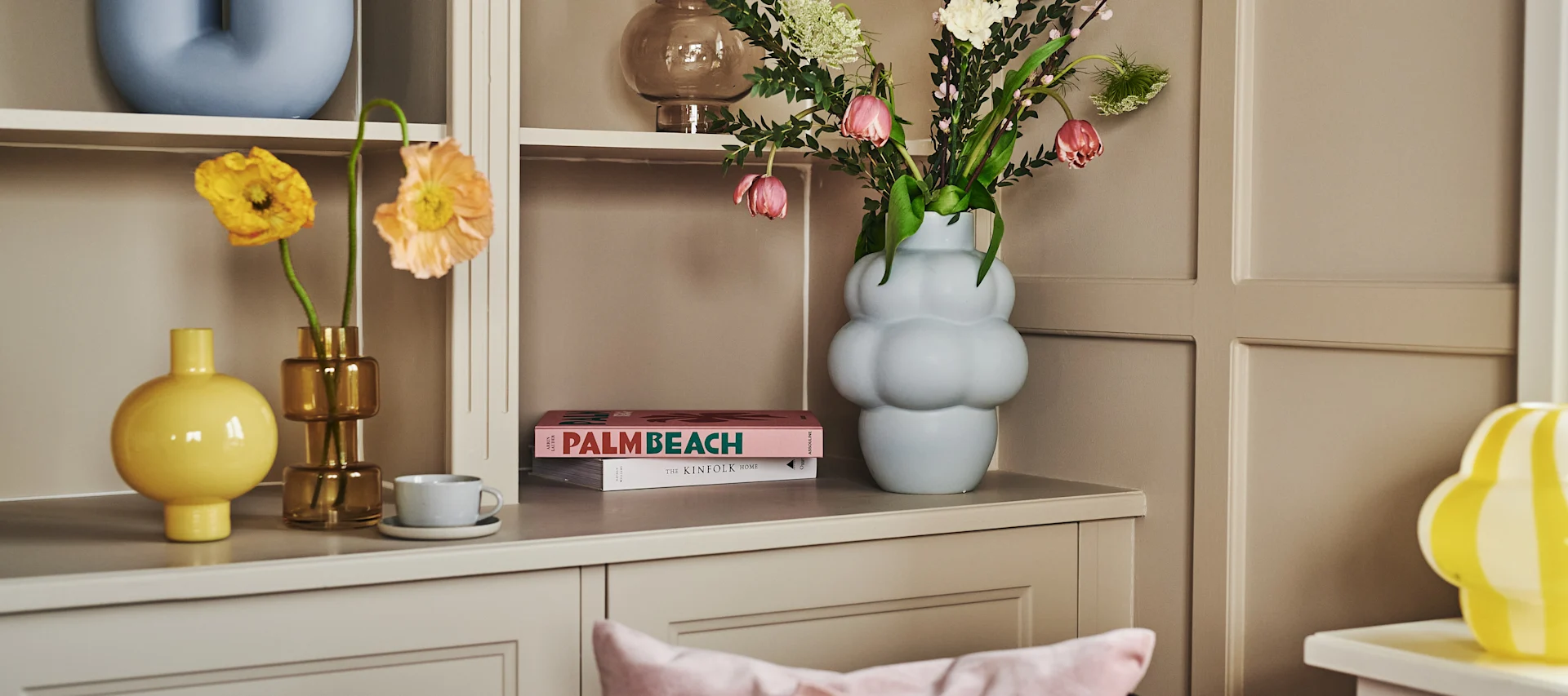 Bringen Sie Pastellfarben in Ihre Einrichtung, indem Sie mit pastellrosa Kissen von Scandi Living und der pastellblauen Louise Roe Balloon Vase dekorieren.