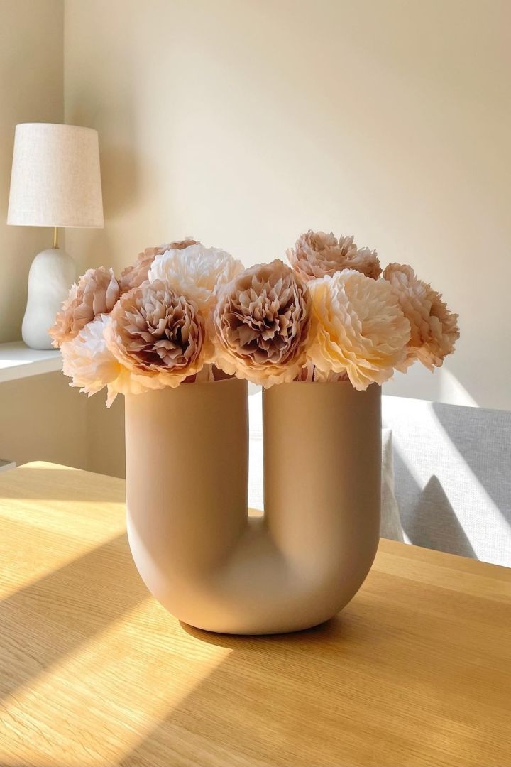 Boho und weitere Einrichtungsstile: Beim Boho-Stil geht es auch darum, Blumen und Pflanzen in Szene zu setzen, beispielsweise mit der Muuto Kink Vase, wie es die Instagram Userin @maisondemanon getan hat.