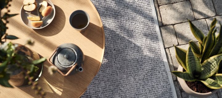 Outdoor Teppich: Gestalten Sie Ihren Balkon mit einem Teppich gemütlicher und richten Sie sich draußen ein zweites Wohnzimmer ein, beispielsweise mit dem Fallow Teppich in Greige von Scandi Living.