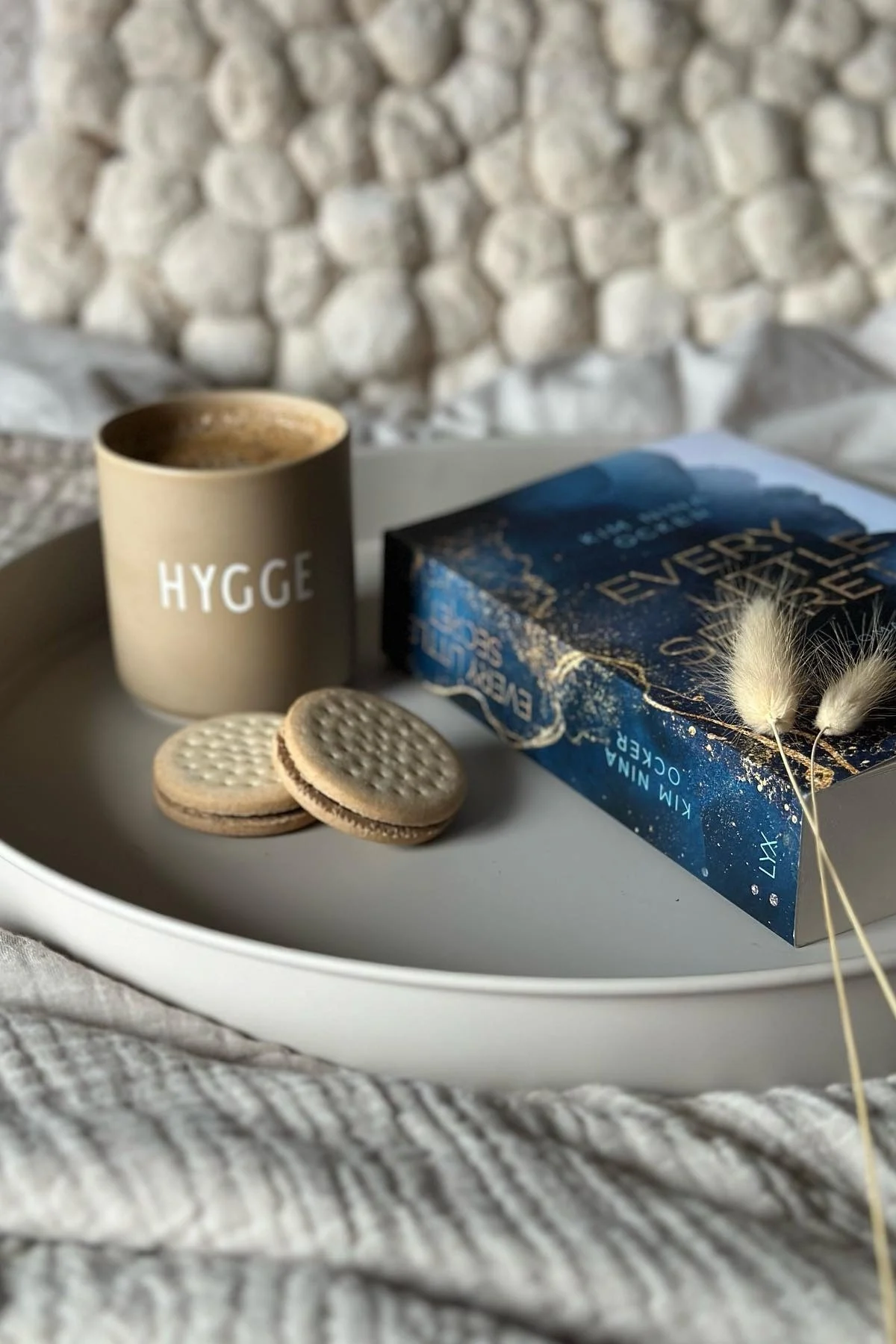 In unserer Herbst To-do-Liste geben wir Ihnen zahlreiche Tipps, was Sie diesen Herbst Skandinavisches machen können – machen Sie es sich mit einem guten Buch im Bett gemütlich.