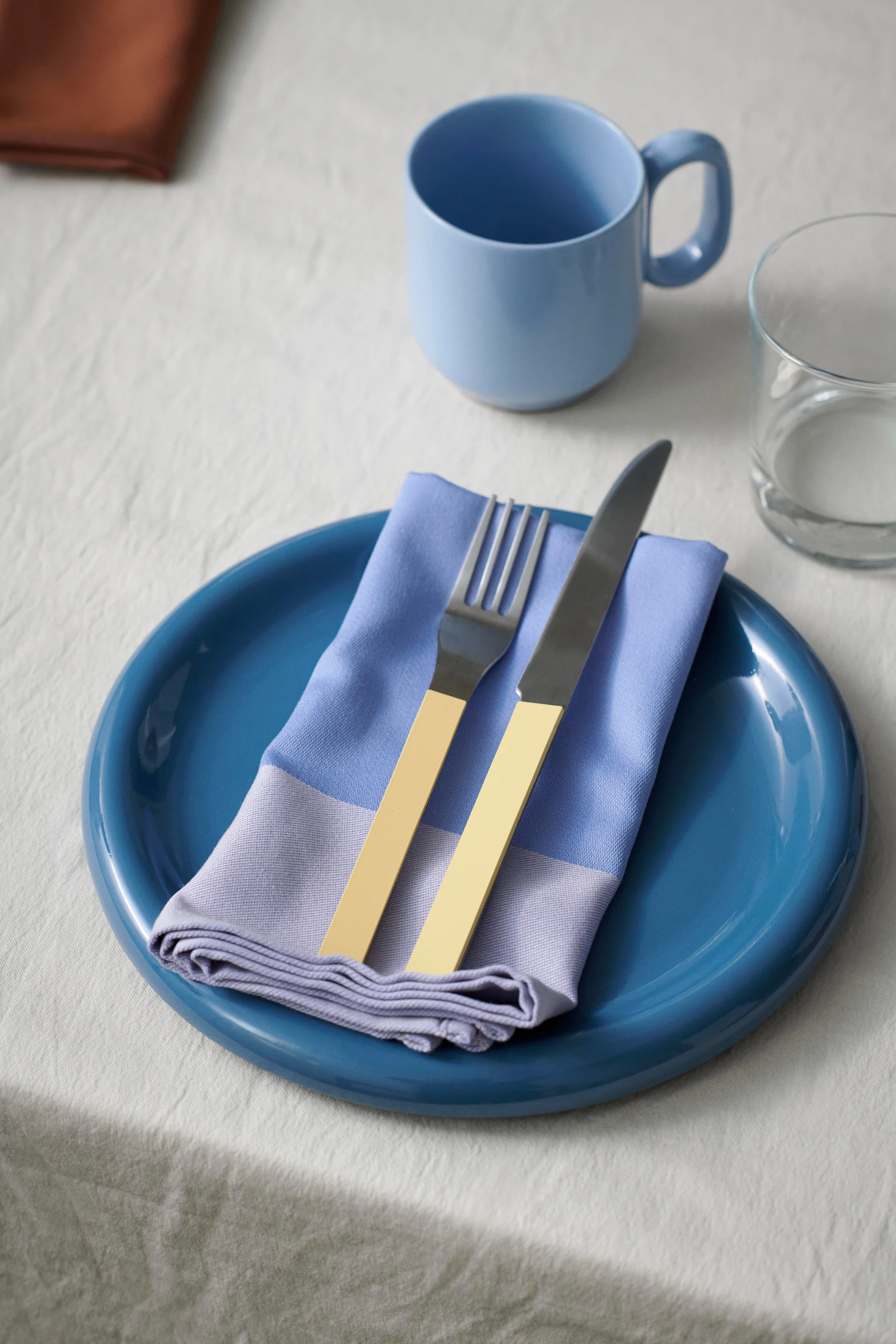 Massives Porzellan gehört zu den Wohntrends des Frühjahrs 2024, wie auch der Teller Barro von HAY, der ein rundes, klobiges Design mit übertriebenem Rand und Hochglanzoberfläche aufweist.