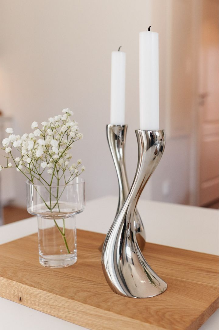 10 Geschenke für jeden Anlass – hier die eleganten Kerzenhalter von Georg Jensen.