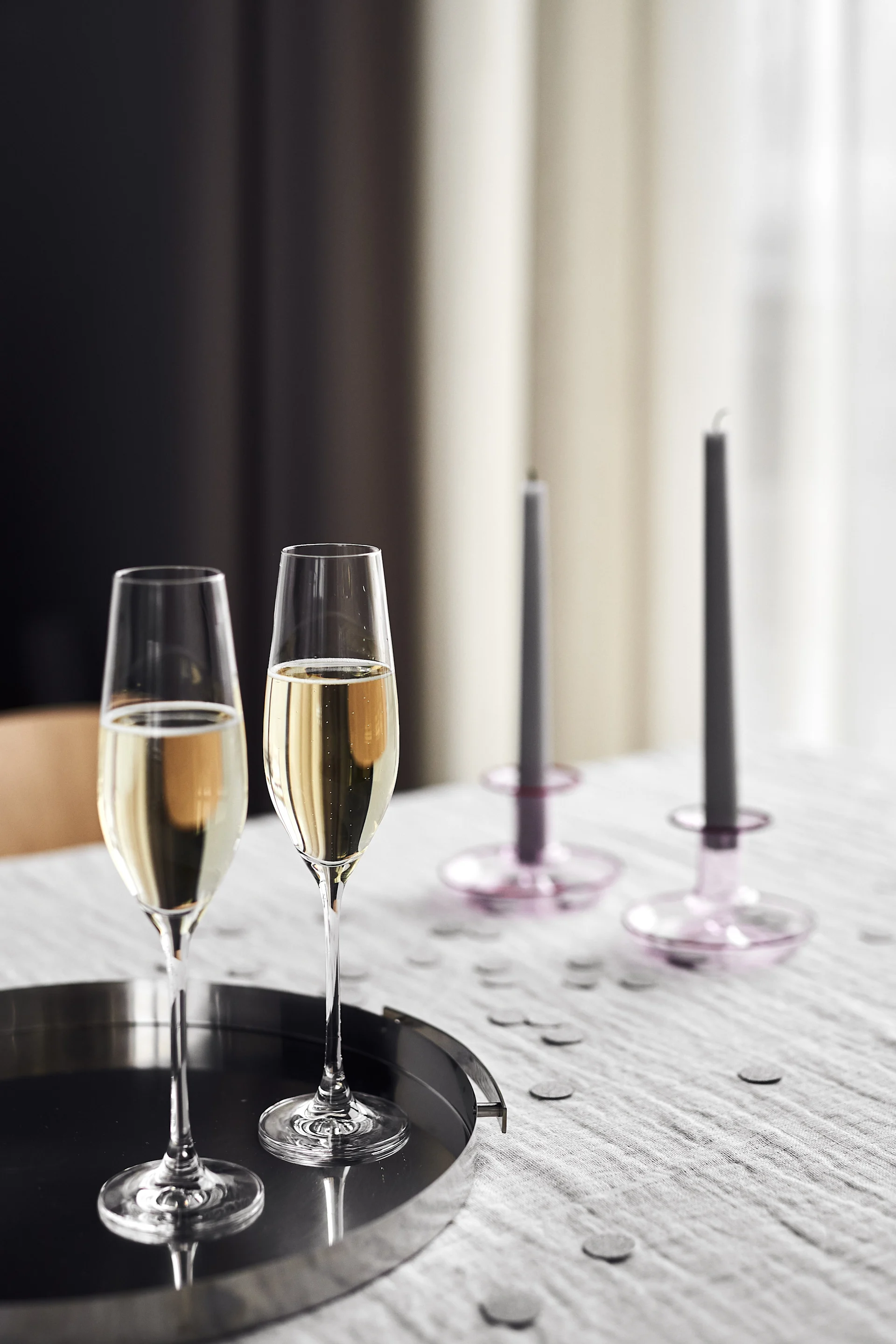 Für ein gemeinsames Frühstück im Bett oder zum Servieren von Getränken - das AJ-Serviertablett von Stelton ist eine stilvolle Hochzeitsgeschenk-Idee.