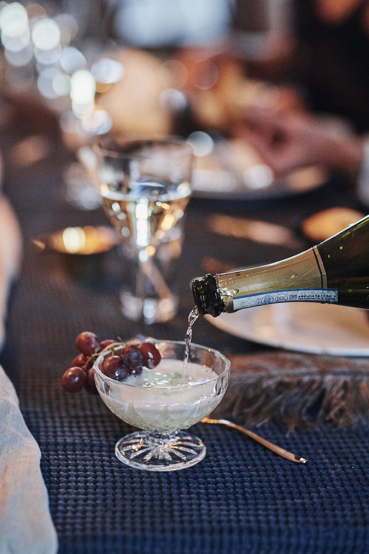 Ideen für Ihre Silvesterparty: Servieren Sie ein festliches Dessert, zum Beispiel ein Sorbet mit Champagner in einer Harvey Dessertschale von Aida.
