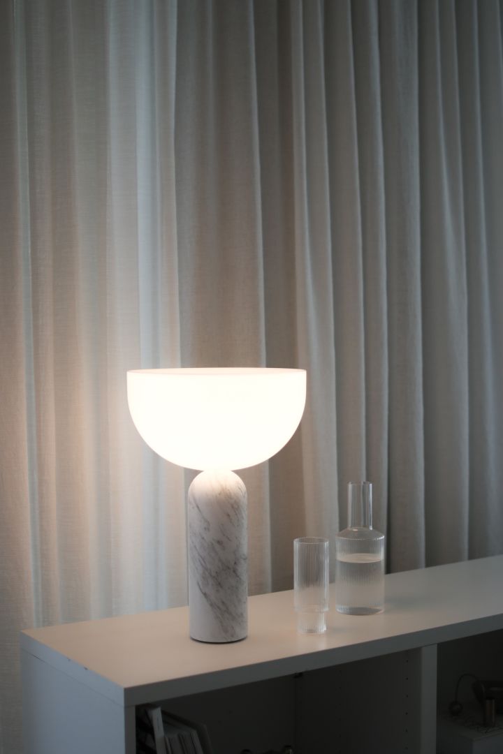 Die Kizu-Lampe von New Works und die Ripple-Karaffe im Haus des Instagram-Profils @ellesklingen. 