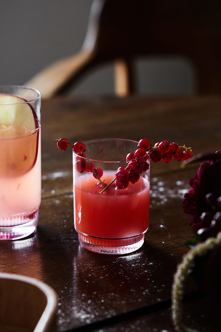 Alkoholfreie Cocktails: Servieren Sie den Virgin Mai Tai im Saga Tumbler von Sagaform und dekorieren Sie ihn mit Johannisbeeren.