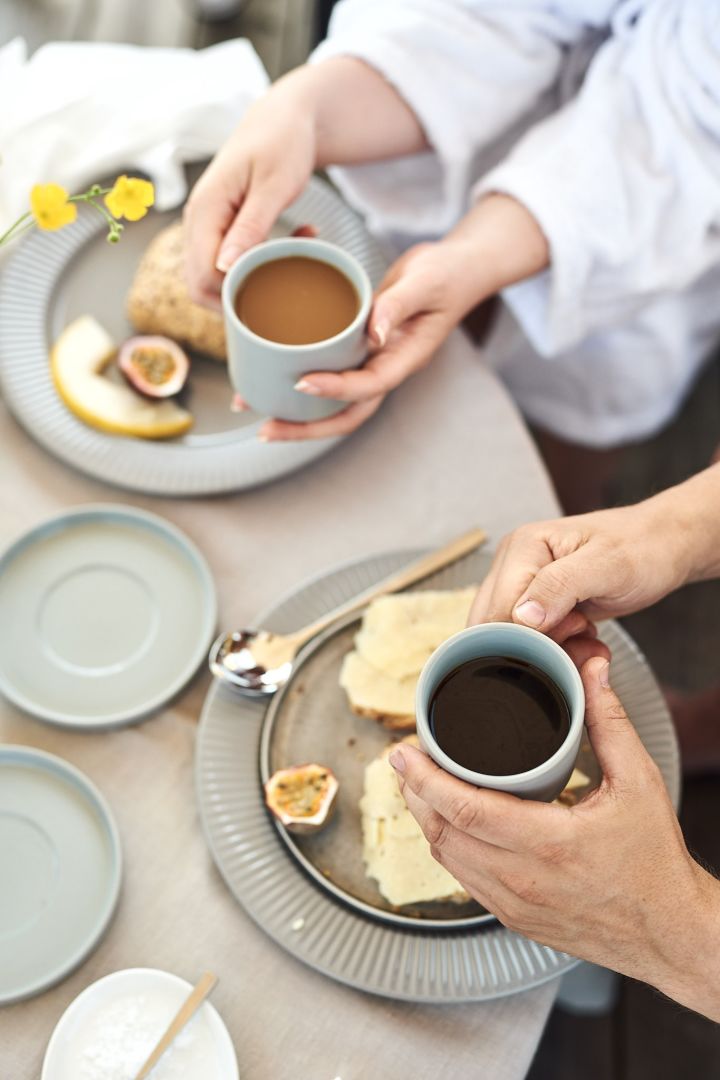 Kaffeetassen von Blomus gefüllt mit frisch gebrühtem Kaffee für ein gemütliches Frühstückserlebnis. 