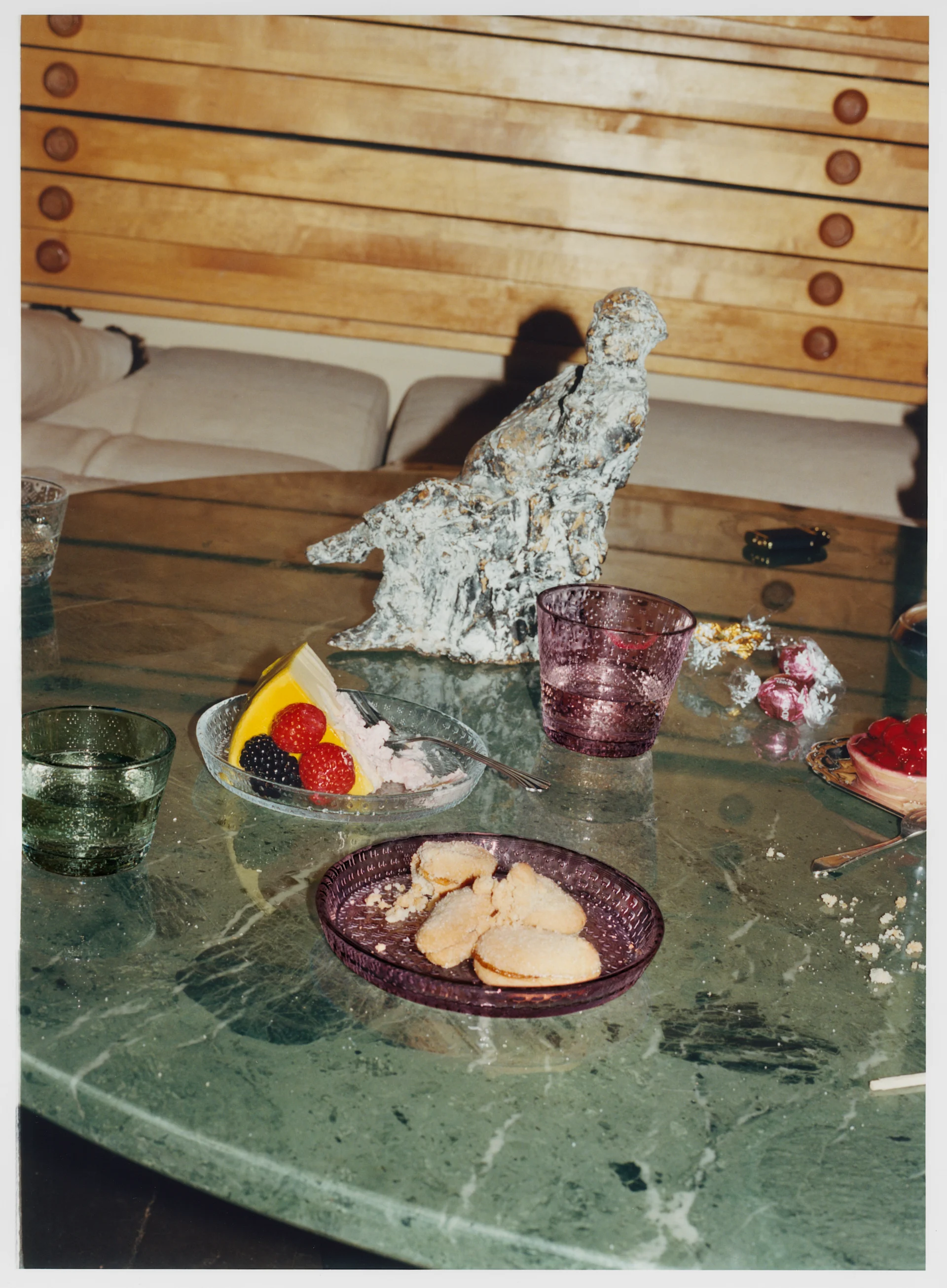 Hier sehen Sie den Teller und Glas aus der Kastehelmi-Kollektion von Iiittala in Pflaumenlila.