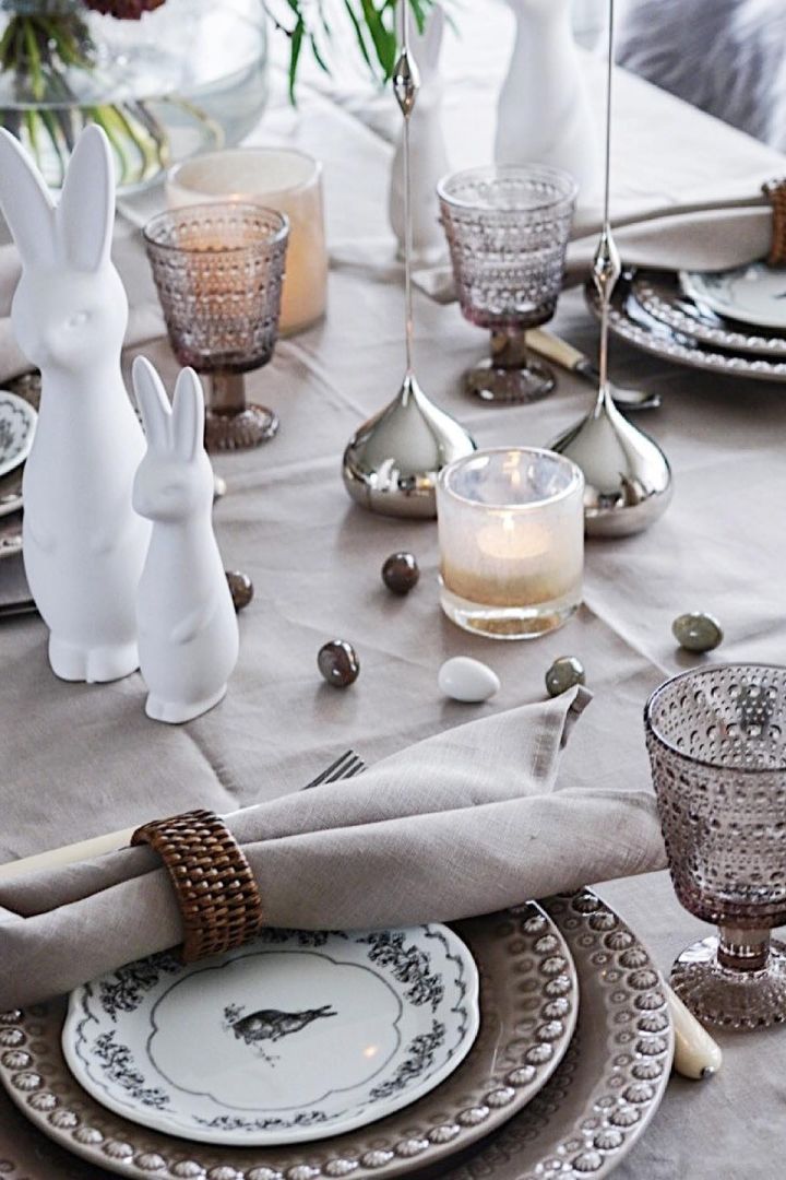 Osterdekoration: Decken Sie den Tisch osterlich, beispielsweise wie hier zu sehen mit den weißen Easter bunnys von DBKD und Gläsern aus der Kastehelmi-Serie von Iittala.