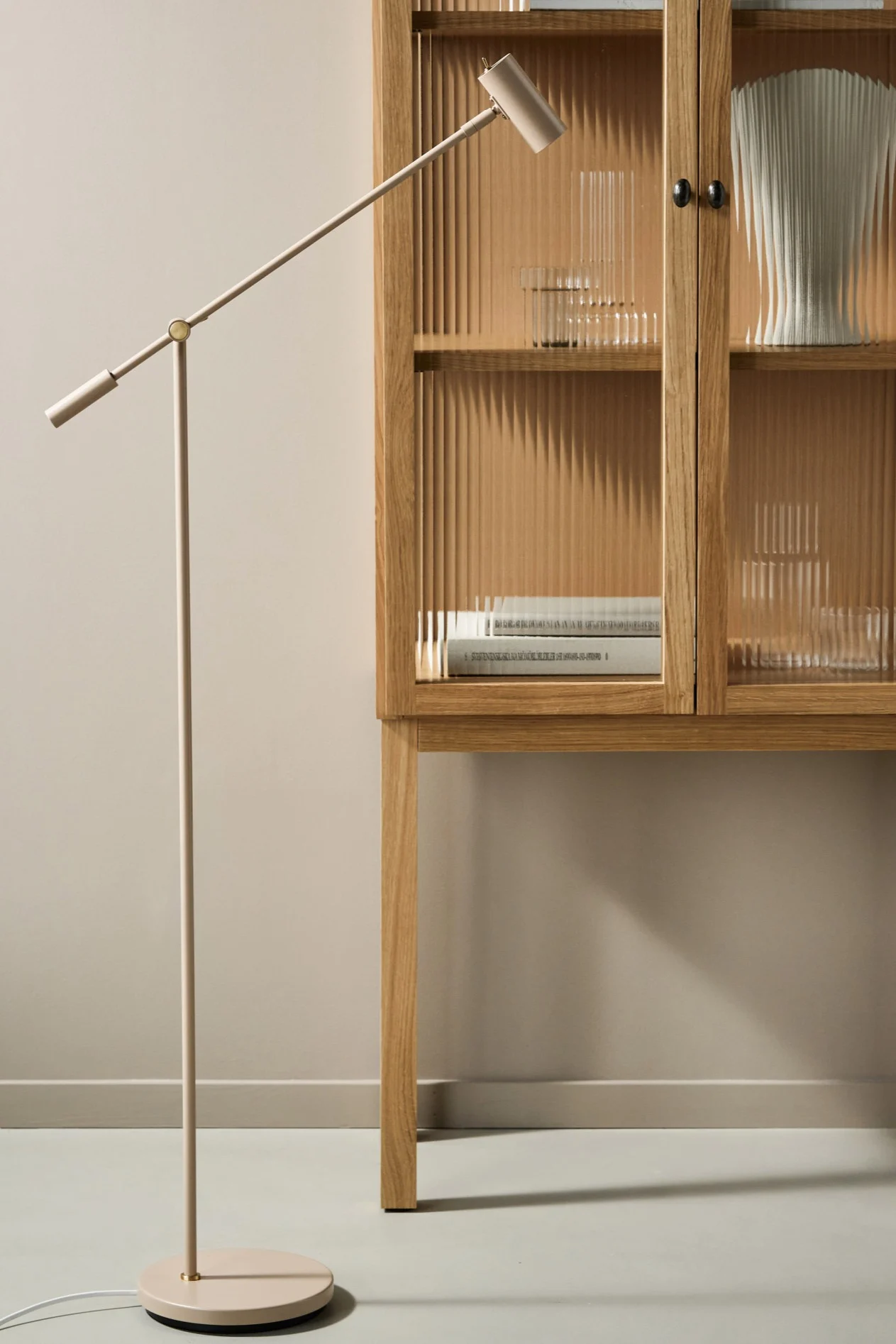 Esszimmerleuchten: Die Cato Stehleuchte von Belid in einem Esszimmer. 