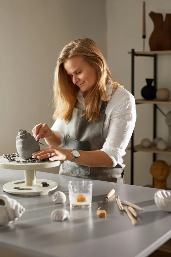 Die Designerin Kristiina Haataia während sie eine der Skulpturen für Cooee Design herstellt.