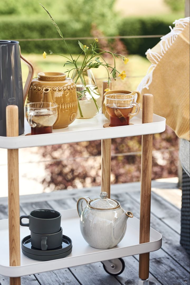 Tipp: Der Block Tisch von Normann Copenhagen ist perfekt, um den Tisch für das Hotelfrühstück zu Hause zu decken.