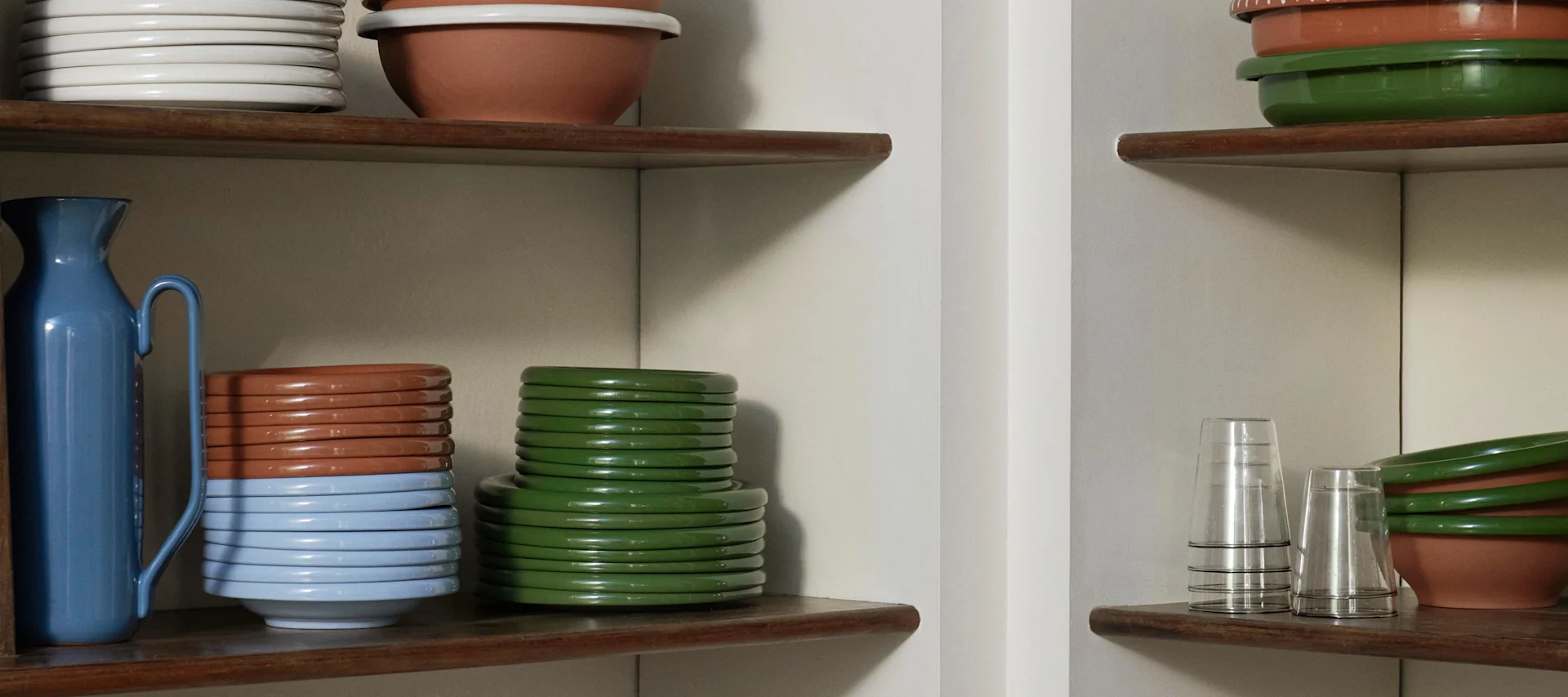 Himmelblau, Braun und Olivgrün sind einige der beliebtesten Farbtrends für die Inneneinrichtung im Jahr 2025. Hier sehen Sie die Farben der Barro-Kollektion von HAY.