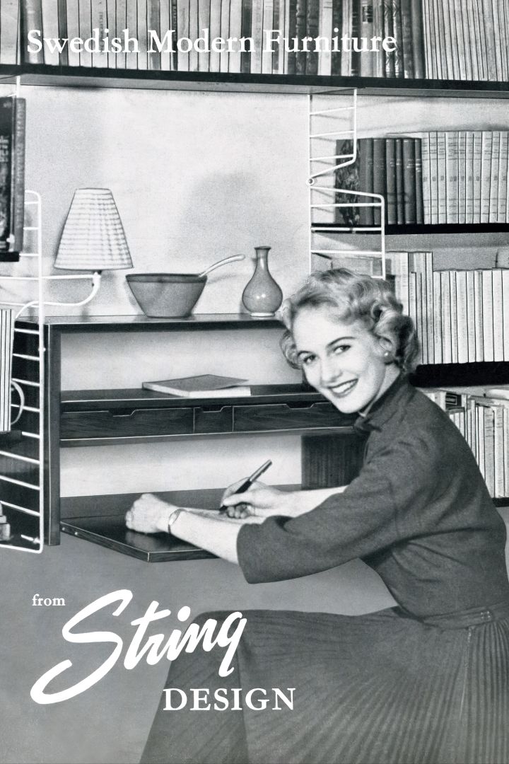 String – Entdecken Sie grenzenlose Möglichkeiten mit dem kultigen Regalsystem: Hier sehen Sie ein altes, schwarz.-weißes Werbeposter von String mit einer Frau am Schreibtisch.