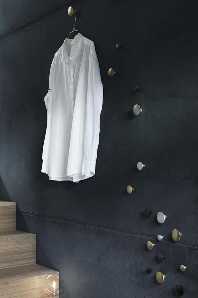 Die Dots-Hacken von Muuto zieren die Wand im Flur. 