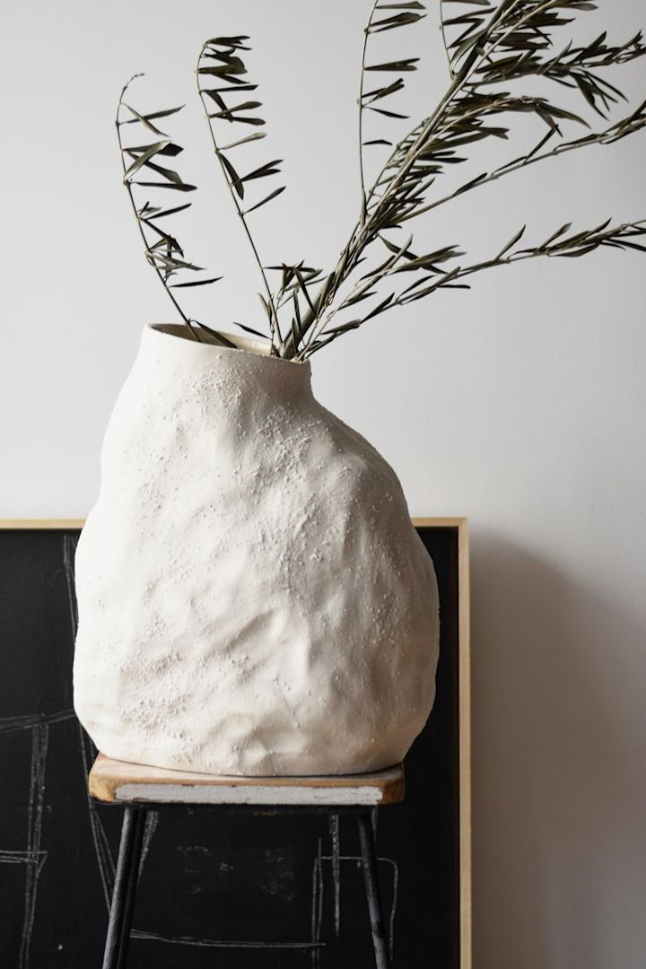 Vulca Vase in Off White von Ferm Living. Foto: @eliseboreham.