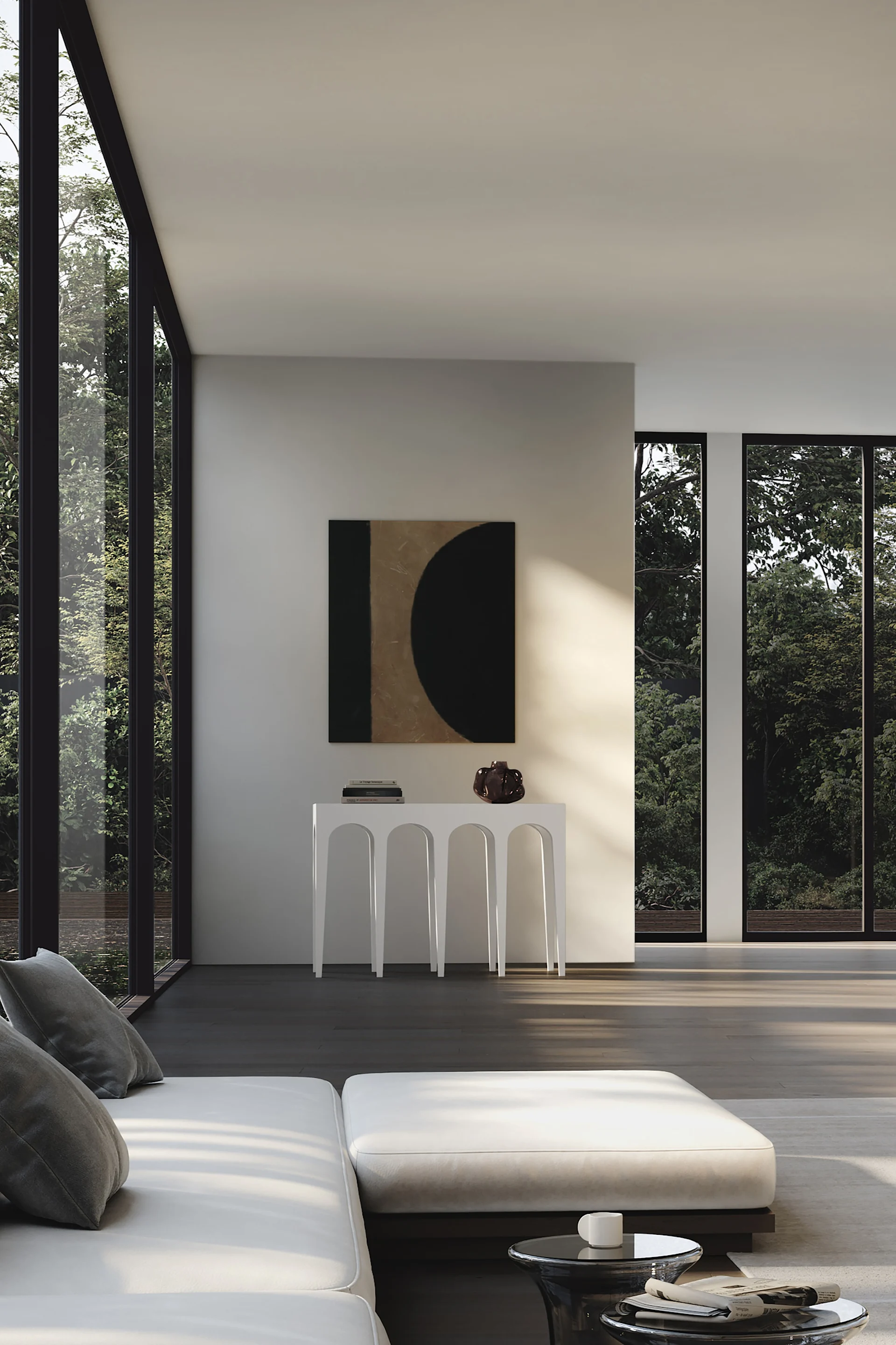 Ein modernes Wohnzimmer mit einem weißen Sofa, einem Konsolentisch unter einem abstrakten Gemälde und großen Fenstern mit grünen Bäumen.