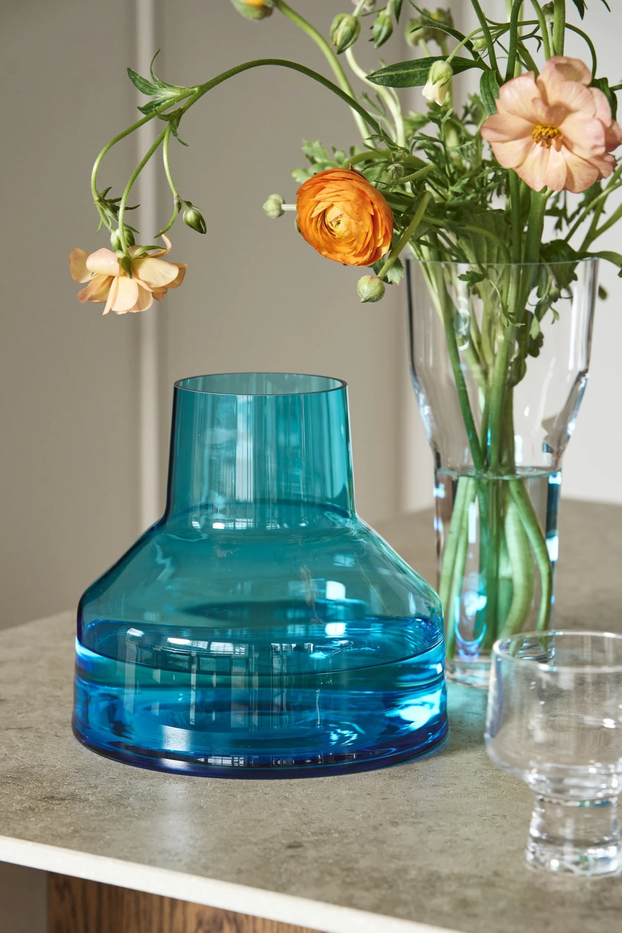 Hier sehen Sie eine blaue trichterförmige Vase aus der Solare Kollektion von Iittala.